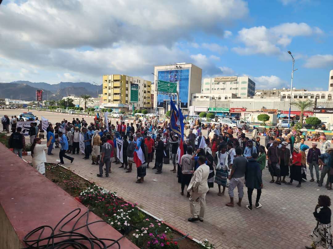 يحدث الان .. تواصل توافد حشود غفيرة إلى ساحة العروض بعدن