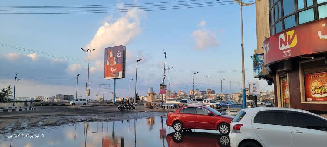 طفح مياه الصرف الصحي في مديرية المنصورة(صورة)