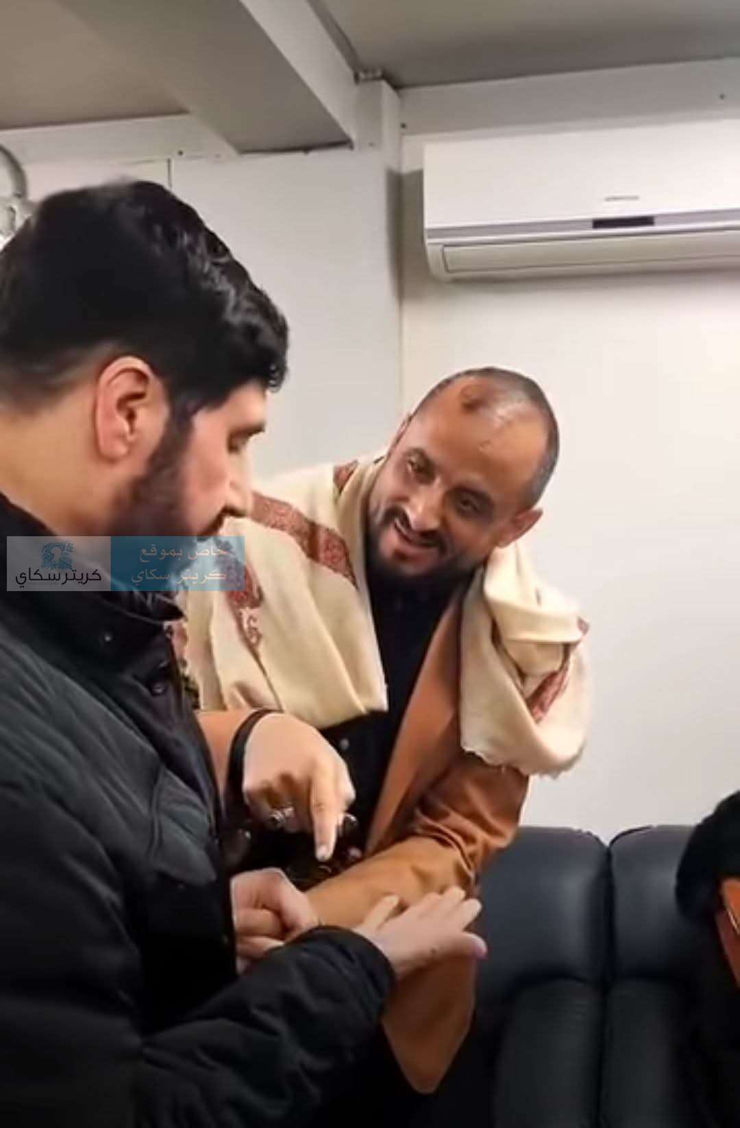 قيادي حوثي يتوسل مرافق نص ر الله لتقبيل يده يتسبب بموجة سخط واسعة(فيديو)